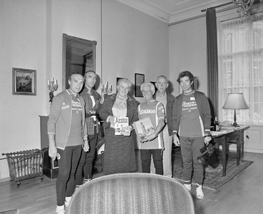 884266 Afbeelding van burgemeester mevr. drs. M.W.M. ('Lien') Vos-van Gortel, die een delegatie uit het Italiaanse ...